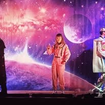 Aktorka w kostiumie astronautki na scenie
